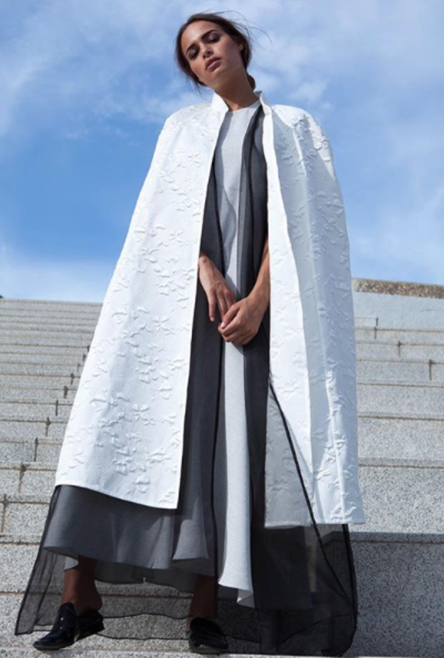 تصميم عصري ومميّز بلون البوردو الراقي من وينجز كوليكشن.