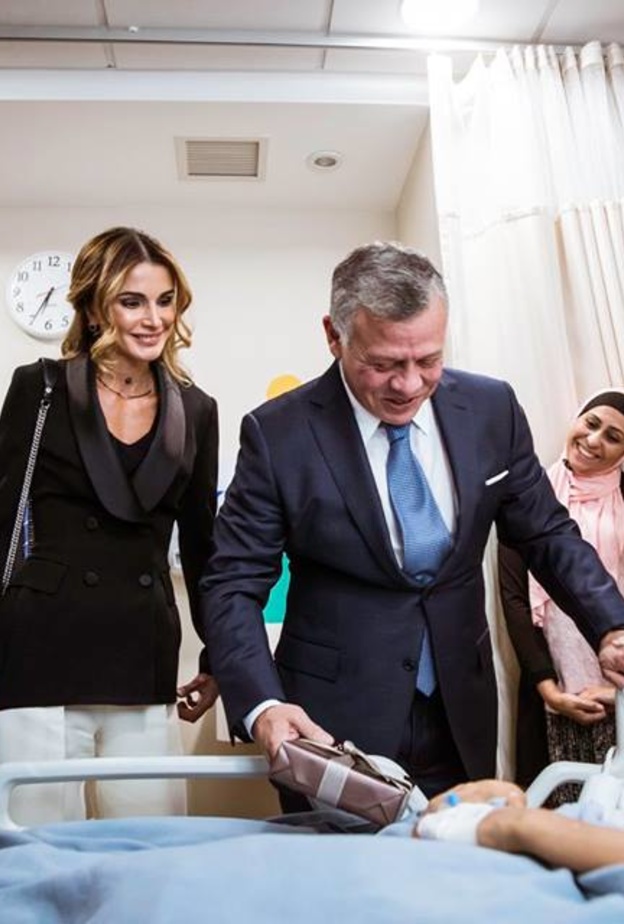 صورة انسانية من الملكة رانيا مع طفلة مريضة