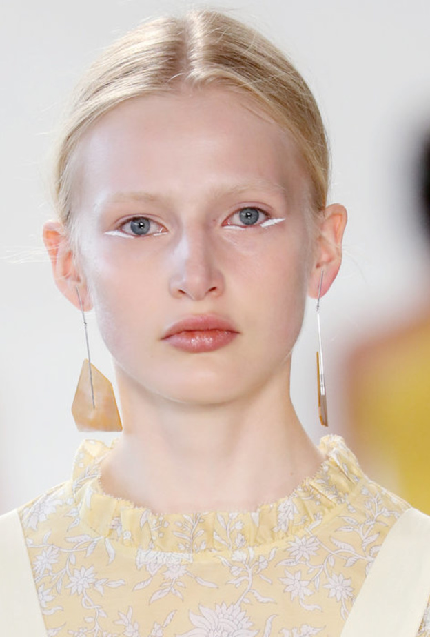 رسمات آيلاينر بيضاء وعصرية من ULLA JOHNSON