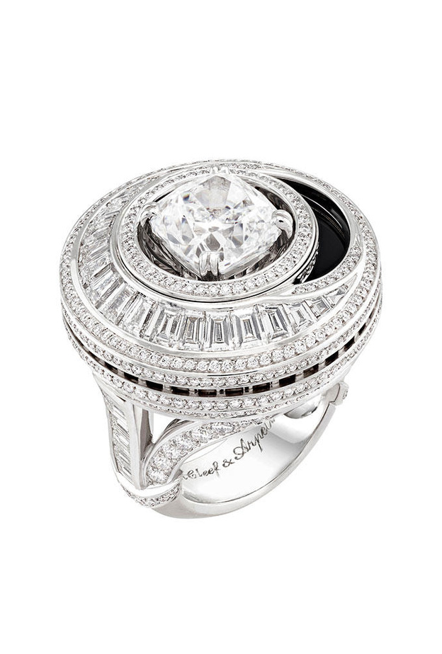 أسوارة شانيل من الذهب الأبيض والماس