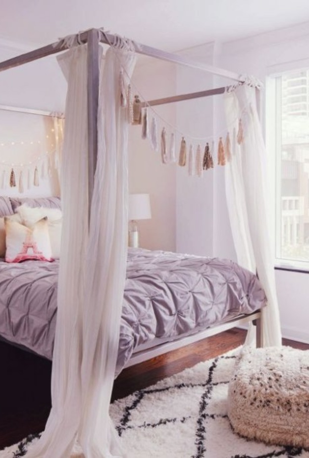 الأقمشة الخفيفة تحيط بالسرير بأسلوب مودرن