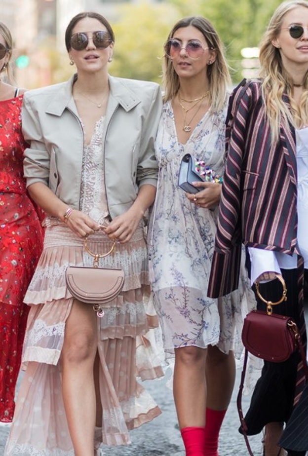 موضة الفساتين المطبعة بنقشات الورود في شوارع نيويورك