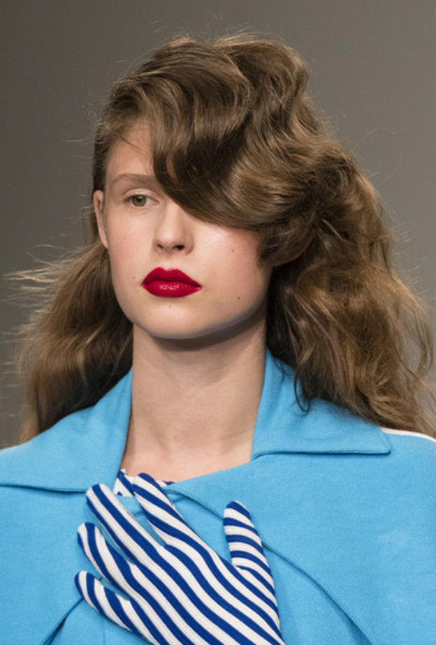 رموش عصرية ووردية مع الحبيبات البراقة في عرض أزياء ‏Ryan Lo