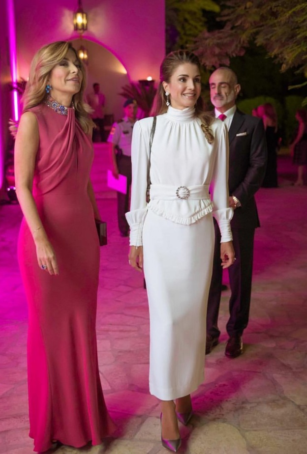 الملكة رانيا ترتدي قميص أبيض مع تنورة ماكسي زهرية من مجموعة ‏Emilia Wickstead