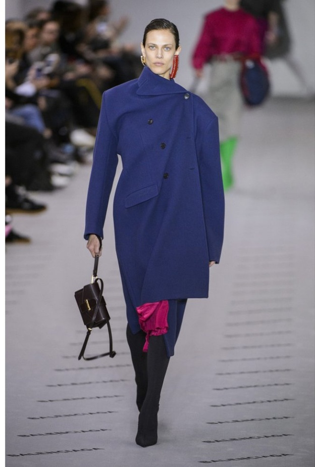 Louis Vuittonدرجة فاقعة من اللون الازرق