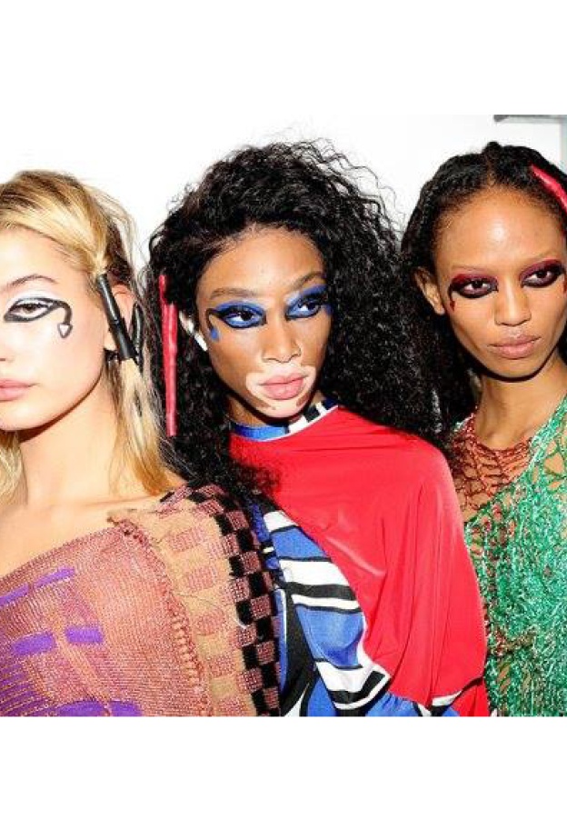 لا يخلو أسبوع الموضة في لندن من صيحات المكياج الغريبة .. وهذه أحدها من عرض fashion east