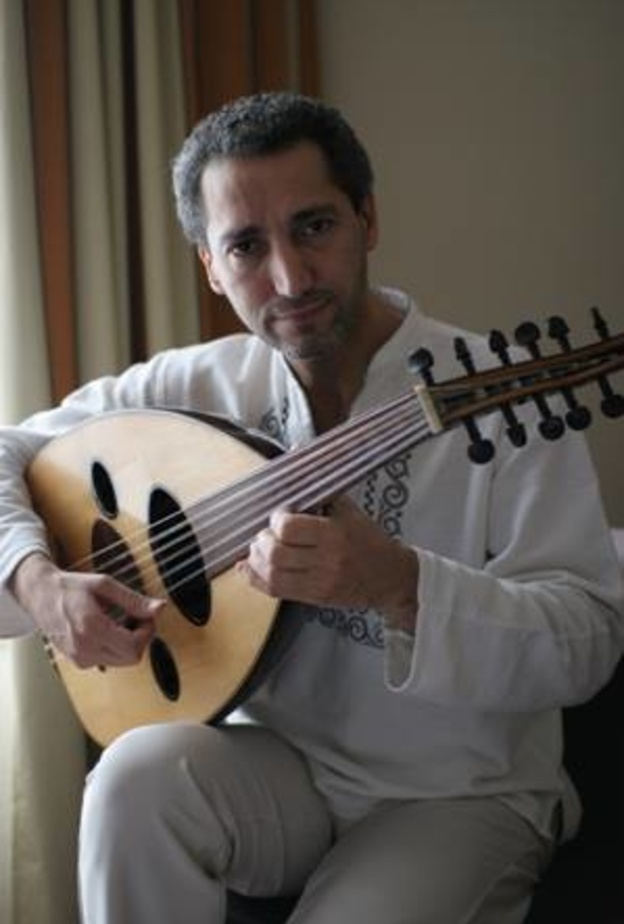 نصير شمة بين فرقته و تلامتذته الموسيقيين.