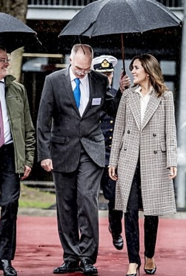 مواقف طريقة في حفل افتتاح الكلية الجديدة