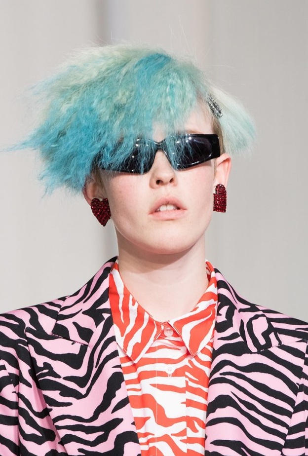 تسريحات شعر مع الشرائط على خطى عارضات ‏‎ Ryan Lo‏ 