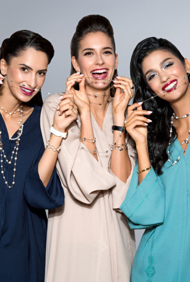 عارضات يتألّقن بالعباءات في جلسة تصوير خاصة من Swarovski