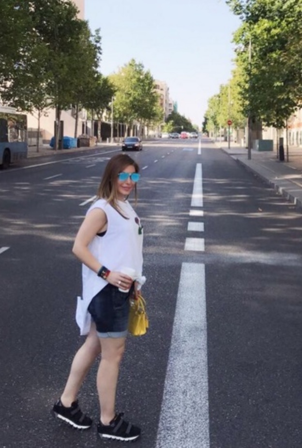 يارا في اطلالة بالشورت مع الحذاء الرياضي باللون الفوشيا