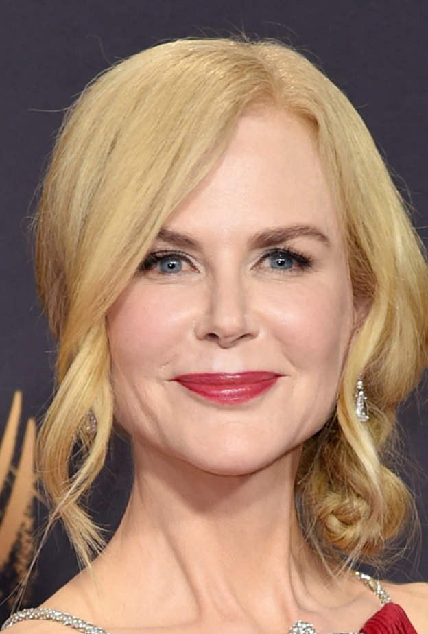 تسريحات شعر منسدلة من اختيار Sarah Hyland مع الغرة الجانبية