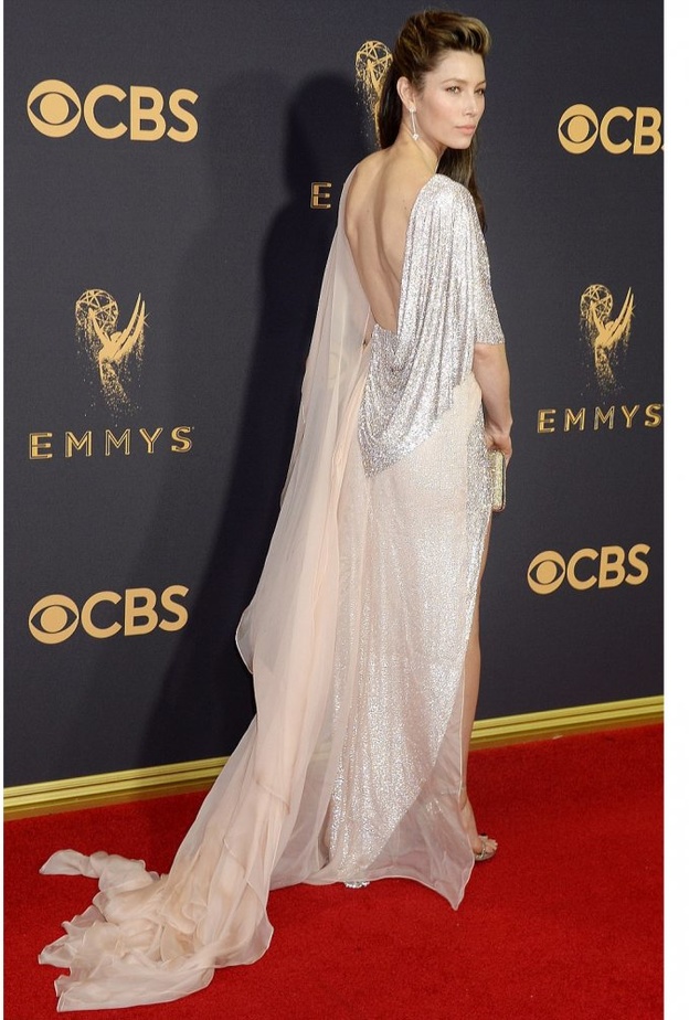 تاندي نيوتن بفستان زهري فاتح.