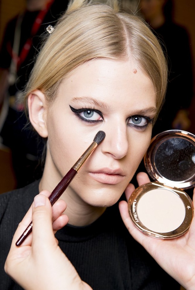 مكياج بأنامل Charlotte Tilbury في عرض أزياء Versace خلال أسبوع الموضة بلندن.