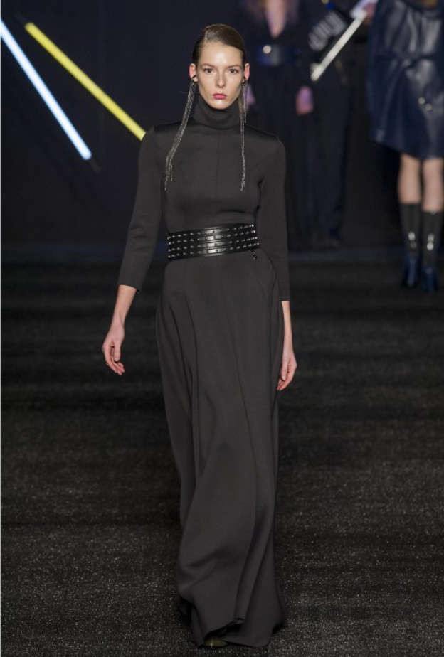  البسيه لمناسباتك الفخمة فاللون الاسود هو رمز الكلاسيكية.