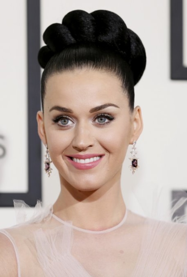 لتسحبي عيك وتخففي من استدارتها، اعتمدي على الرموش الرقيقة الخلف مع الابتعاد تماماً عن الرموش الكثيفة