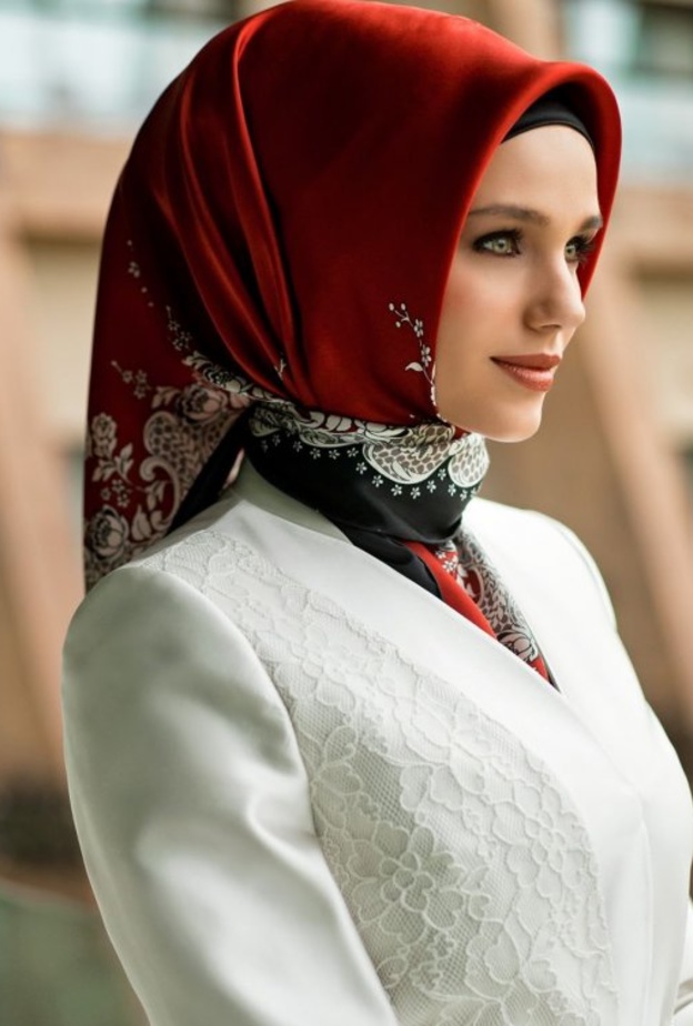 لف الحجاب التركي مع ترك إحدى الطرفين أطول