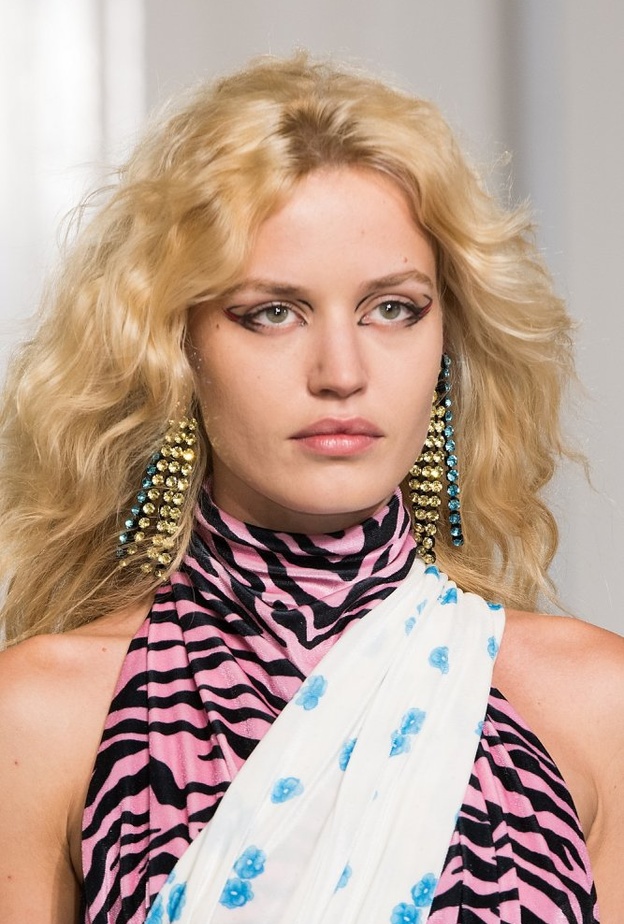 أقراط كريستال ملون من عرض آشلي ويليامز ربيع صيف 2018 