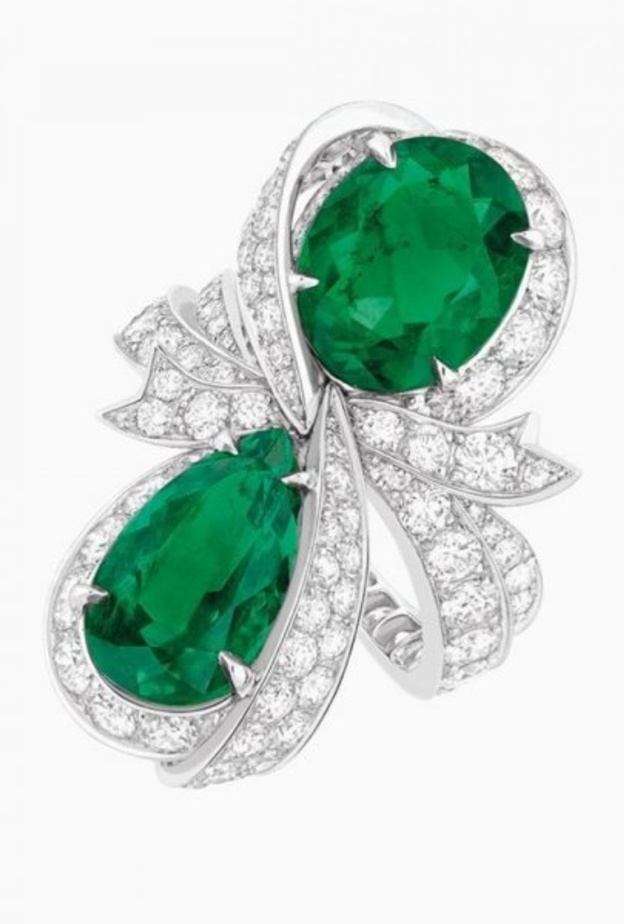 من ديور خاتم للعروس بحجر الزمرد الاخضر