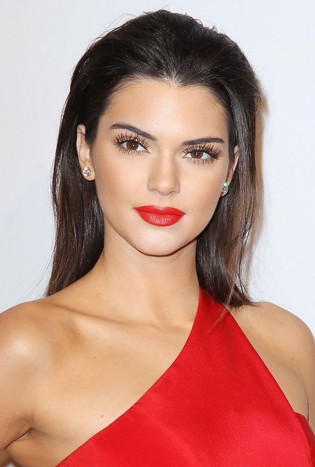 أي من الفنانات اعتمدن الروج الأحمر بشكل أجمل؟