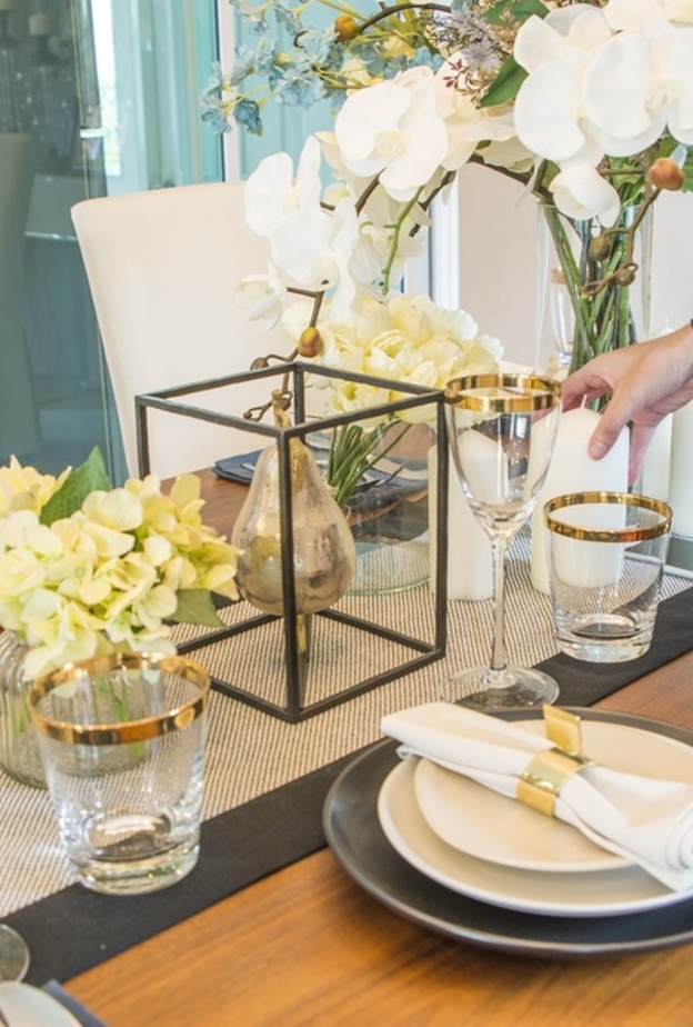 طرق تزيين طاولات الطعام في الولائم الكبيرة