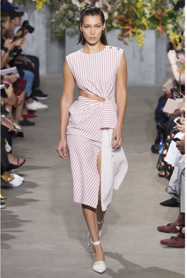 فستان قصير معرق بالورود من جايسون وو