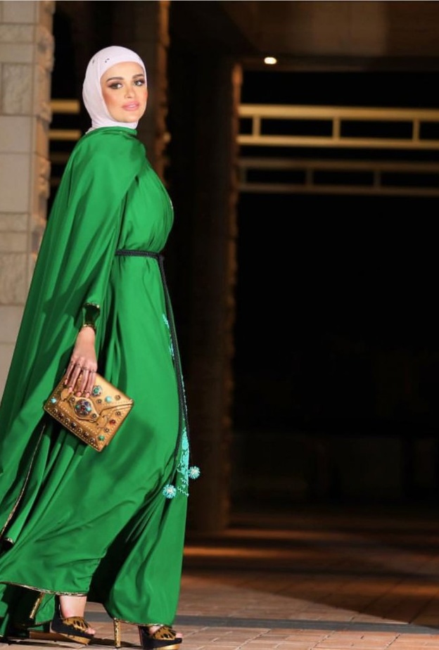 عبايات خليجية باللون الاخضر مع أقمشة المخمل الفاخر