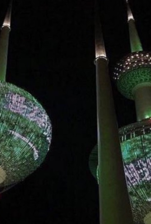 أبراج الكويت تتزين بعلم المملكة العربية السعودية 