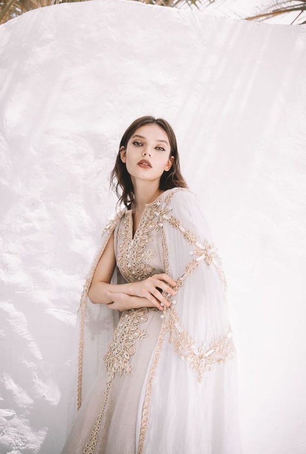 سلمى بن عمر تقدم تصاميم مفعمة بالأتوتة و الرقي