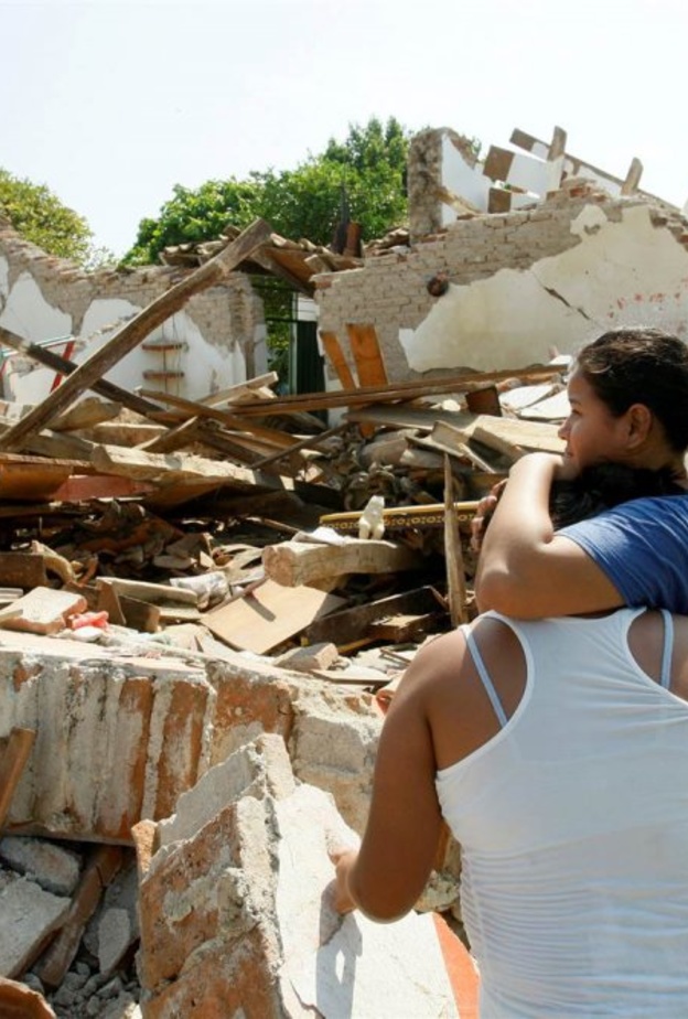 محاولات مضنية لإنقاذ طالبة في مدرسة