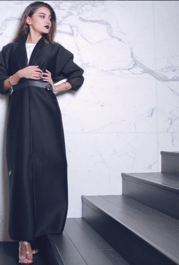 عباية مميّزة باللون الأسود بقصّة عصرية بلمسات ايدجي من تصميم ضحى النهاري