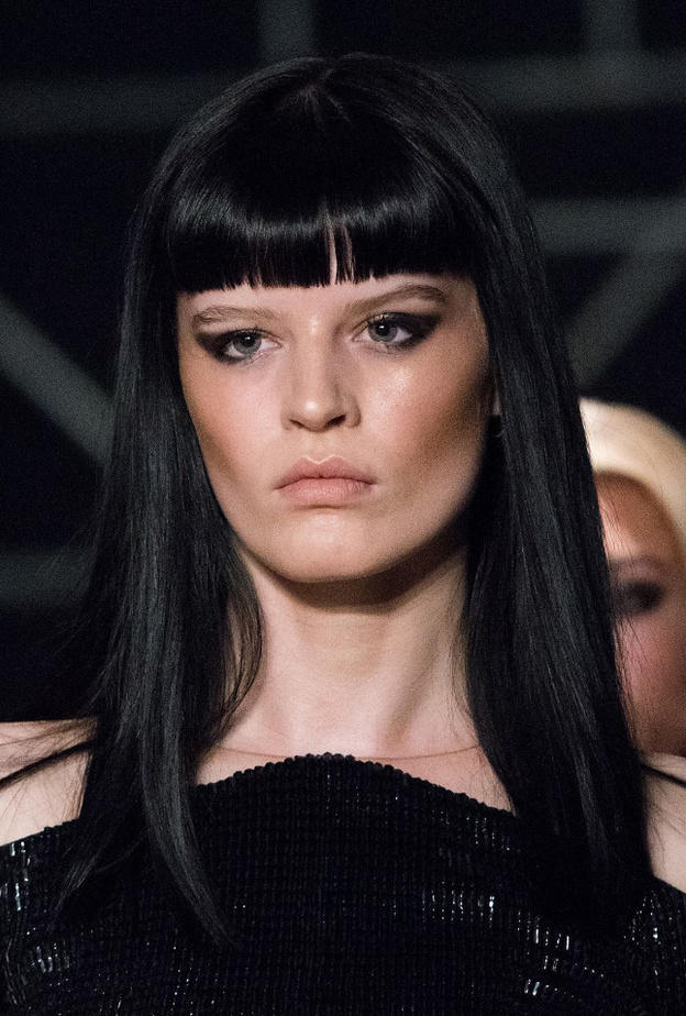 مناكير باللون النيلي مع الخطوط السوداء من ‏Sadie Williams