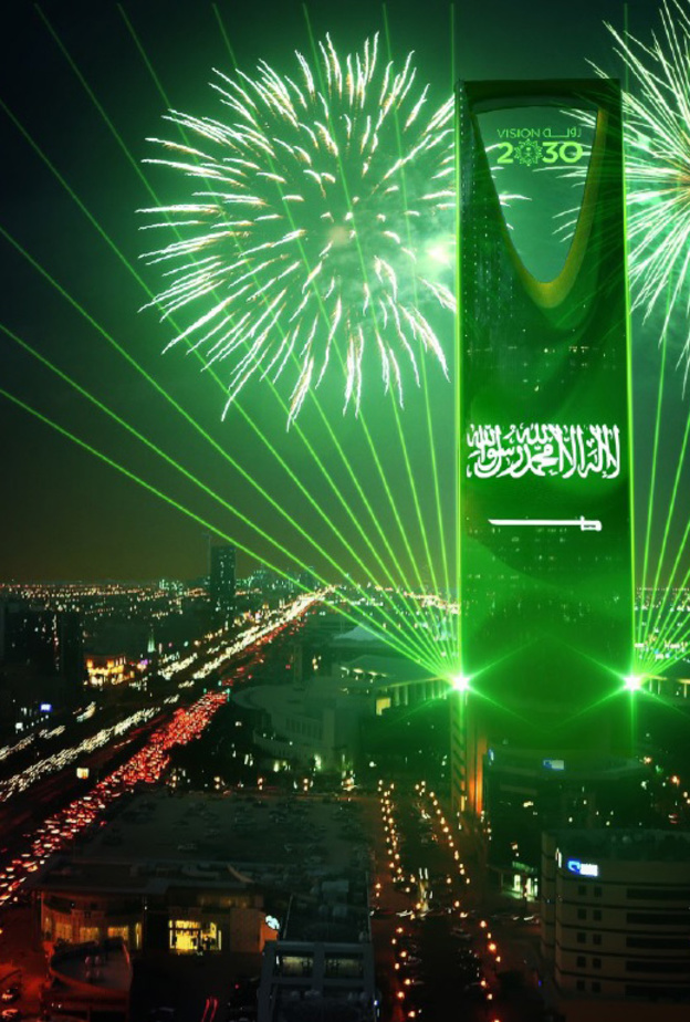 برج المملكة في الرياض يتألق في اليوم الوطني