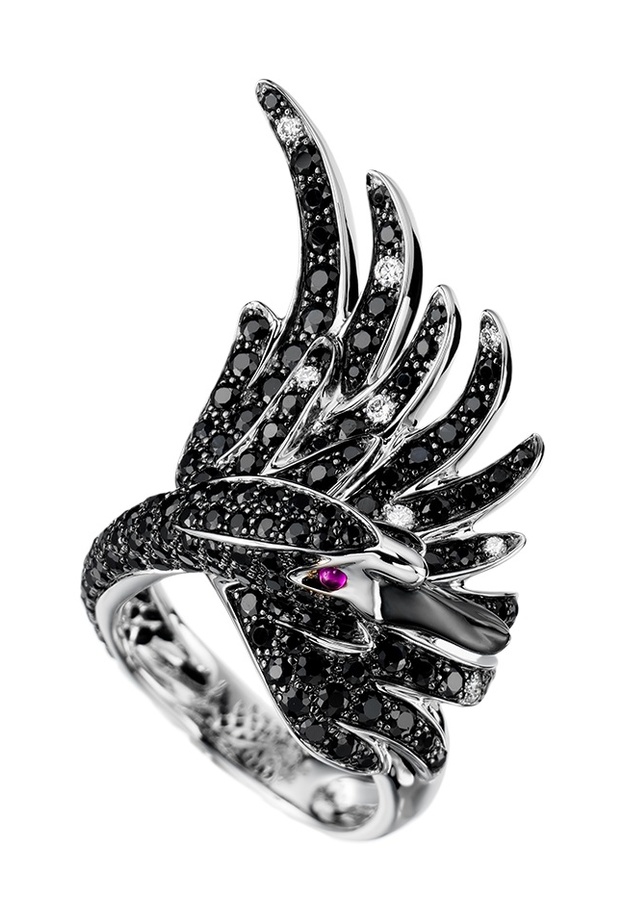 مشابك فان كليف آند أربلز من الماس والعقيق اليماني.