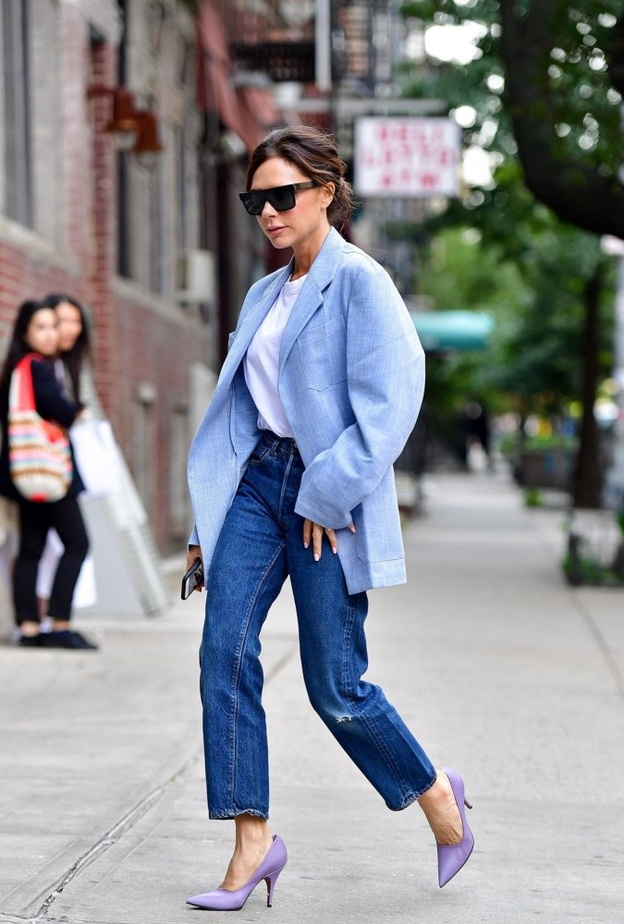 فيكتوريا بيكهام ‏‎ Victoria Beckhamترتدي بنطلون الجينز مع التوبات الطويلة
