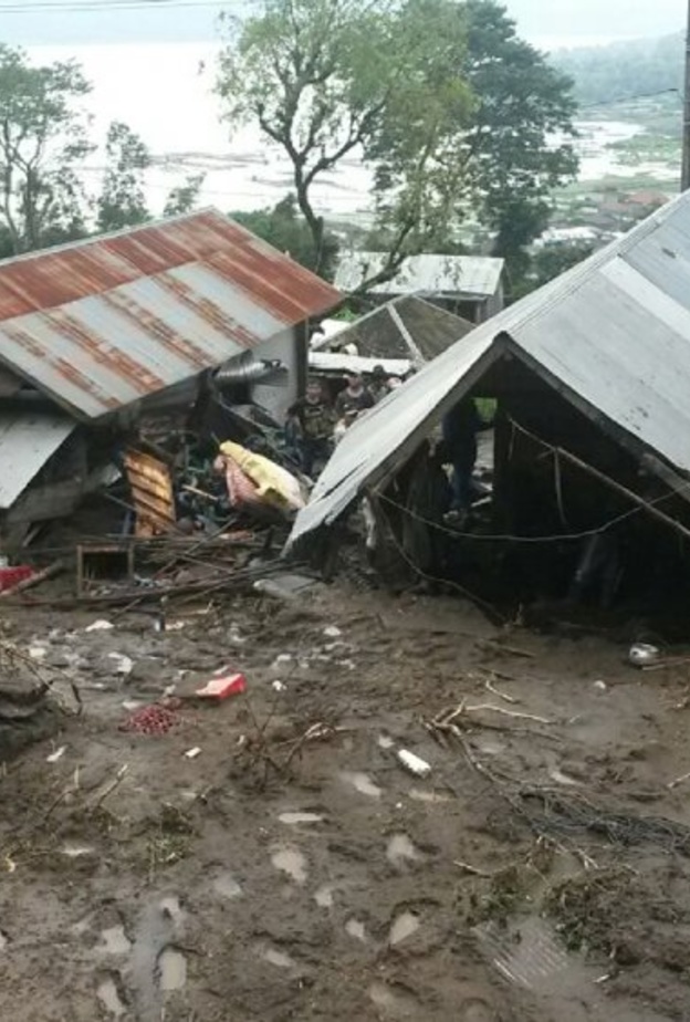 تحذيرات مرتفعة من نشاط بركان آجونج