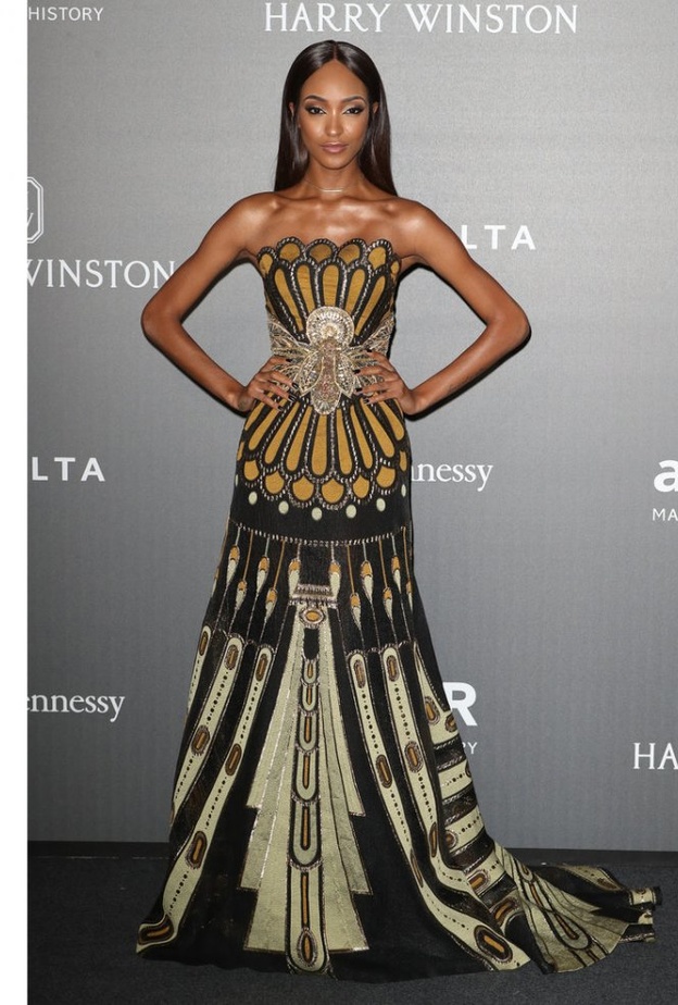 فستان فاخر وشفاف ارتدته Maria Borges مع موضة الشراريب والتطريز الذهبي