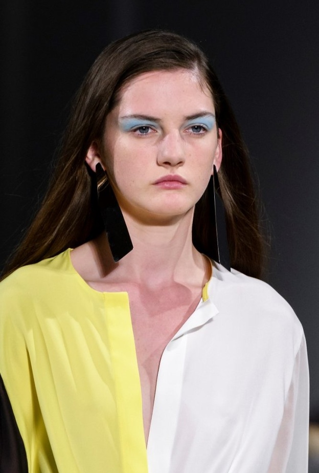 رسمات عيون بارزة‎ ‎بألوان وردية على خطى عرض أزياء ‏Byblos 