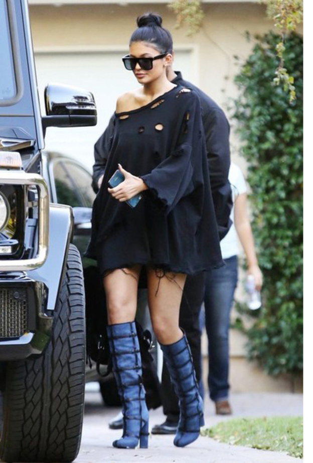 لاحظنا أن كايلي جينير بدأت باختيار الملابس الفضفاضة والمريحة مؤخراً.