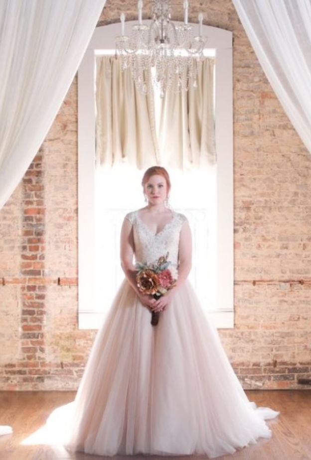 ديكورات ستائر تحمل طبعات و رسوم طبيعية للعروسين