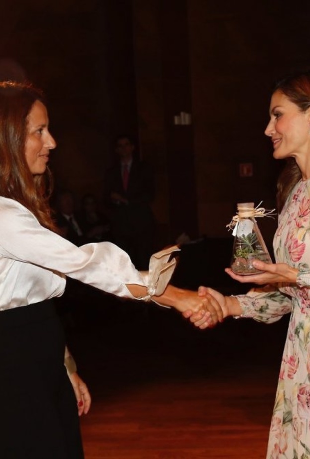 بالصور الملكة ليتيزيا في إطلالة أنيقة باللون الوردي