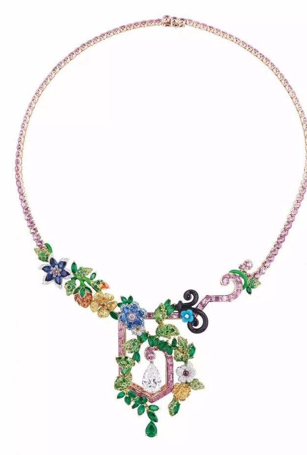 أقراط كارتييه من الذهب الأبيض والماس والتسافوريت