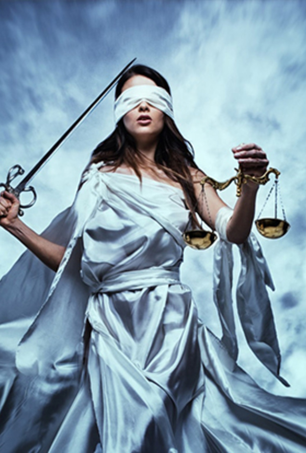 متردد يأخذ وقته ويقيس ايجابيات وسلبيات كل قرار