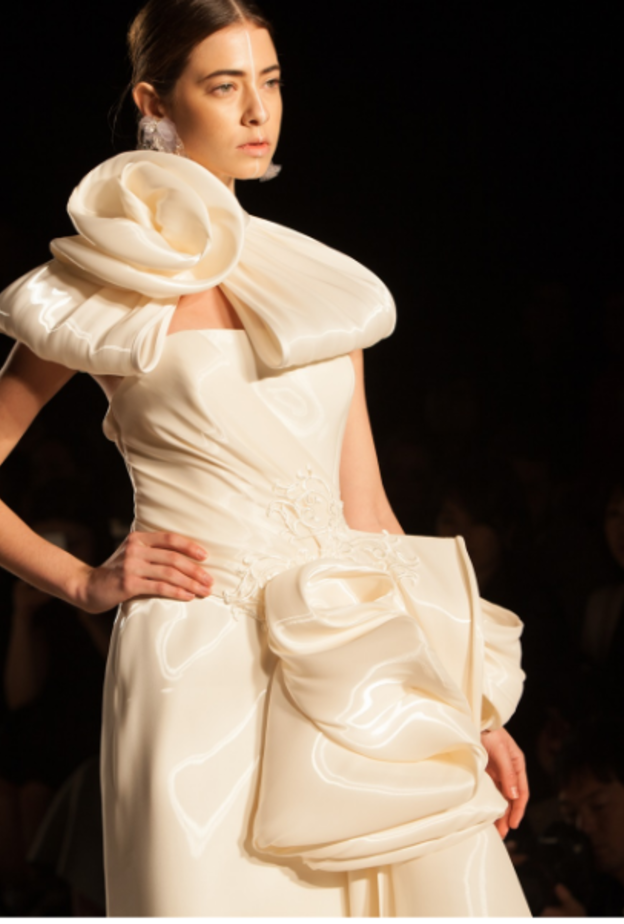 فستان من مجموعة Elisabetta Polignano مزين بالعقدة الكبيرة