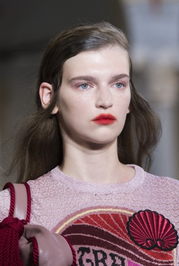 الوان شفايف لماعة بأسلوب دار Elisabetta Franchi