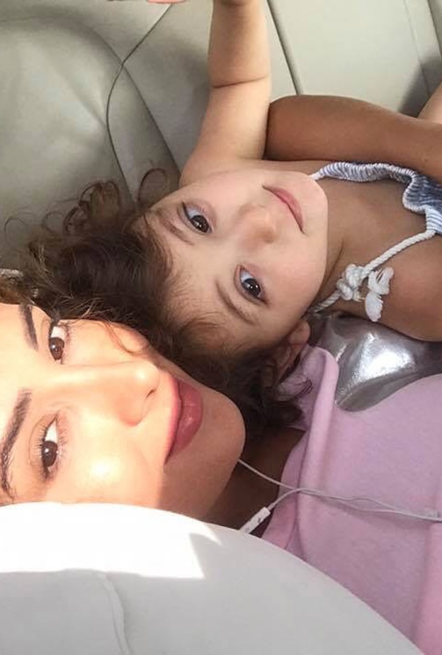 كندا حنا وابنتها