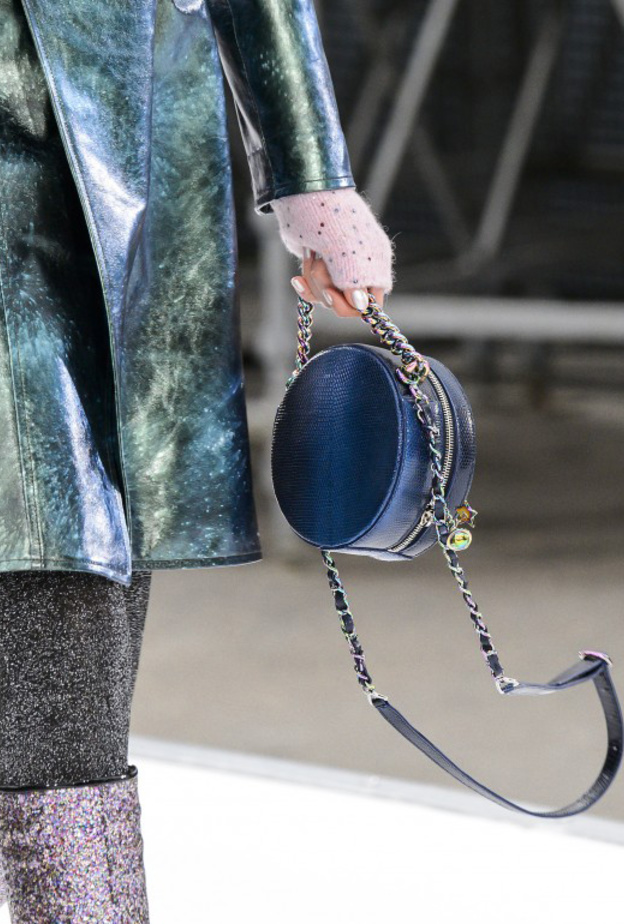 الوان شنط شانيل فضية مع الاسود