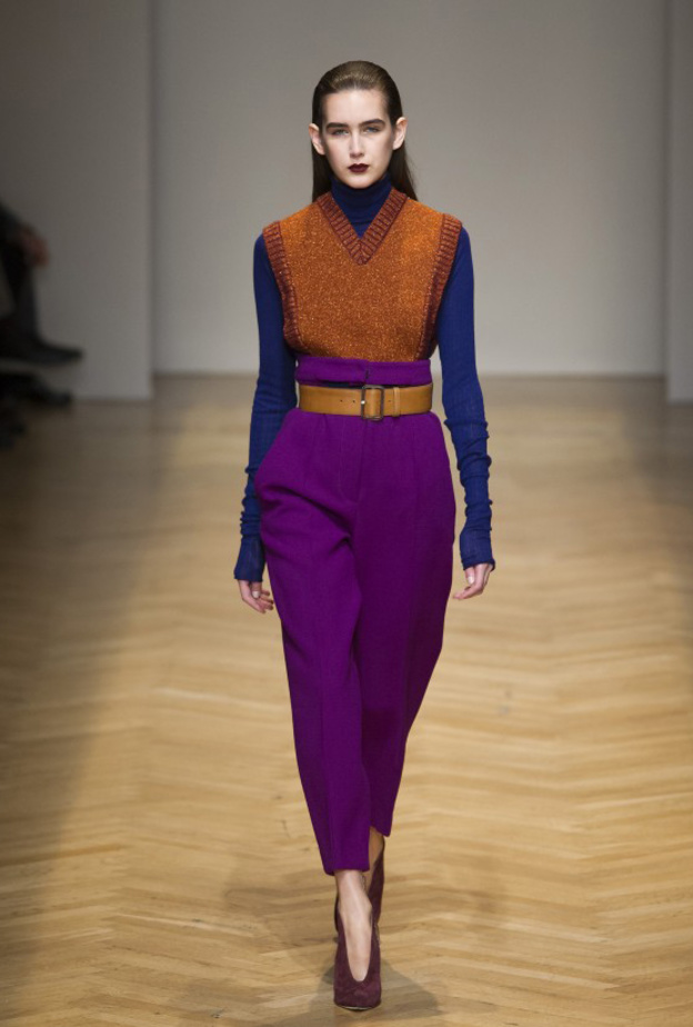 vanessa Sweard الترابي المحروق مع الابيض في اطلالة راقية