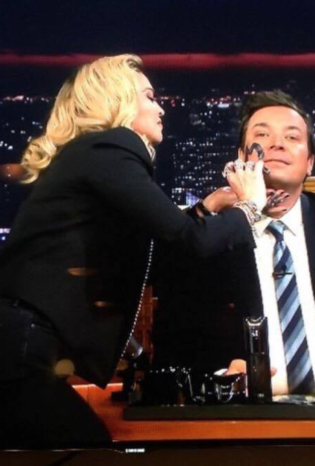 مادونا تمازح الكوميدي جيمي فالون خلال استضافته لها في برنامجه