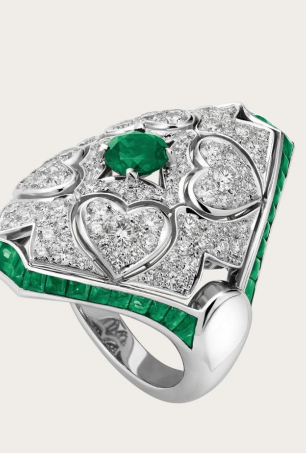 خاتم شانيل من الذهب الأبيض والياقوت الأزرق